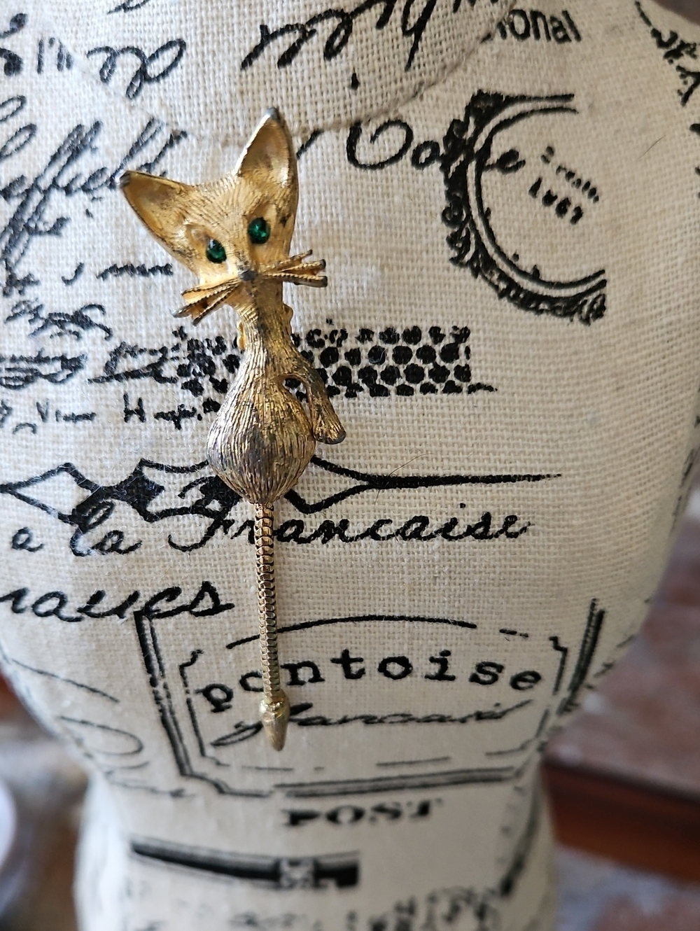Vintage 50's Sitting Cat With Green Eyes And Articulated Tail Brooch